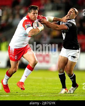 St Helens' Louie McCarthy-Scarsbrook wird während des Betfred Super League-Spiels im Totally Wicked Stadium, St. Helens, von Danny Houghton (rechts) des Hull FC angegangen. Bilddatum: Freitag, 13. Mai 2022. Stockfoto