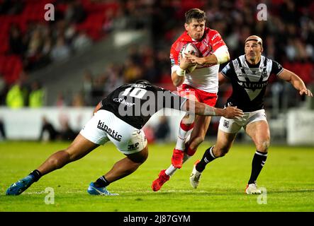 St Helens' Louie McCarthy-Scarsbrook wird von Danny Houghton (rechts) und Tevita Satae (links) des Hull FC während des Matches der Betfred Super League im total Wicked Stadium, St. Helens, angegangen. Bilddatum: Freitag, 13. Mai 2022. Stockfoto