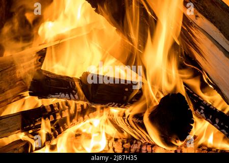 Brennende glühende Holzstücke im Kamin Stockfoto