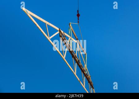 Dachtraversen-System mit Kran hält Holz, Balken Stockfoto