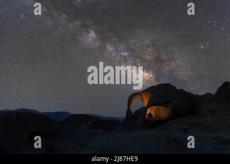 Milchstraße über Zyklopen Bogen in Alabama Hills Stockfoto