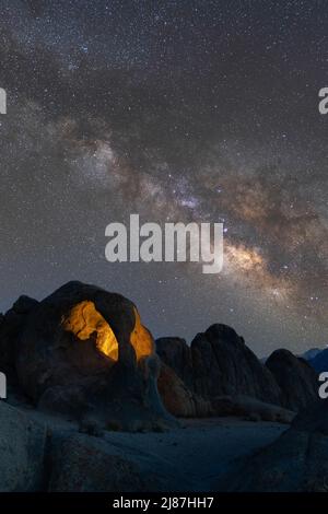 Milchstraße über Zyklopen Bogen in Alabama Hills Stockfoto