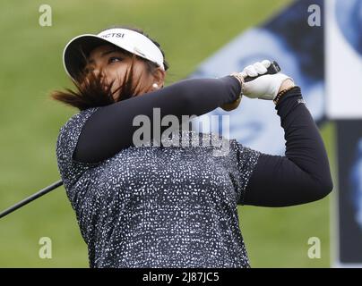 Clifton, USA. 13.. Mai 2022. Dottie Ardina von den Philippinen trifft ihren Abschlag auf das 1.-Loch in der zweiten Runde des LPGA Cognizant Founders Cup am Freitag, den 13. Mai 2022, im Upper Montclair Country Club in Clifton, NJ. Foto von John Angelillo/UPI Credit: UPI/Alamy Live News Stockfoto