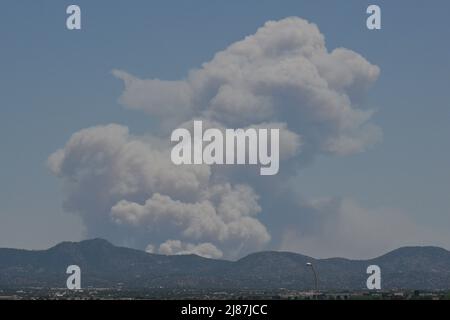 Santa Fe, USA. 13.. Mai 2022. Der Rauch vom Waldfeuer am Calf Canyon/Hermits Peak ist am 13. Mai 2022 in Santa Fe, New Mexico, zu sehen. Das Feuer hat eine Rückhaltekapazität von 29 % und ist auf 270.447 Hektar angezündet, was es zum zweitgrößten Brand in der Geschichte des Staates macht. (Foto von Sam Wasson/Sipa USA) Quelle: SIPA USA/Alamy Live News Stockfoto