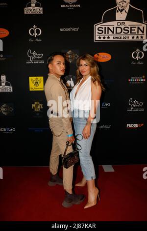 Jeldos Stecker und Celeste Vecchia bei der Dr. Sindsen Record Release Party 'wollte immer Promi sein' im Hofbräu Wirtshaus Berlin. Berlin, 06.05.2022 Stockfoto