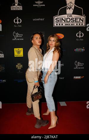 Jeldos Stecker und Celeste Vecchia bei der Dr. Sindsen Record Release Party 'wollte immer Promi sein' im Hofbräu Wirtshaus Berlin. Berlin, 06.05.2022 Stockfoto