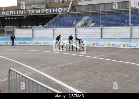 Deutschland, Berlin, 13. Mai 2022. Berlin-Tempelhof. Die offizielle Meisterschaft 'ABB FIA Formula E Championship 2021/22' besteht aus 16 Rennen, die in 10 verschiedenen Städten weltweit ausgetragen werden. Der Shell Recharge Berlin E-Prix 2022 findet am 14.. Und 15.. Mai 2022 mit einem Doppelrennen in Berlin statt. Die Elektrorennserie 2021/2022 findet auf dem ehemaligen Flughafen Tempelhof statt. Stockfoto