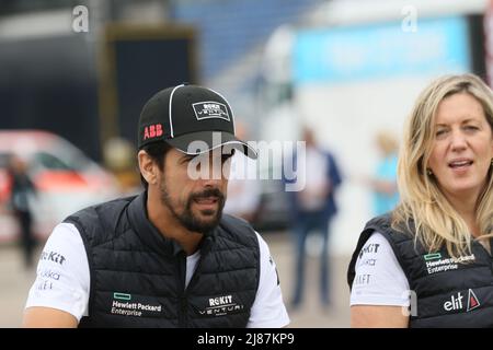 Deutschland, Berlin, 13. Mai 2022. Lucas di Grassi. Die offizielle Meisterschaft 'ABB FIA Formula E Championship 2021/22' besteht aus 16 Rennen, die in 10 verschiedenen Städten weltweit ausgetragen werden. Der Shell Recharge Berlin E-Prix 2022 findet am 14.. Und 15.. Mai 2022 mit einem Doppelrennen in Berlin statt. Die Elektrorennserie 2021/2022 findet auf dem ehemaligen Flughafen Tempelhof statt. Stockfoto