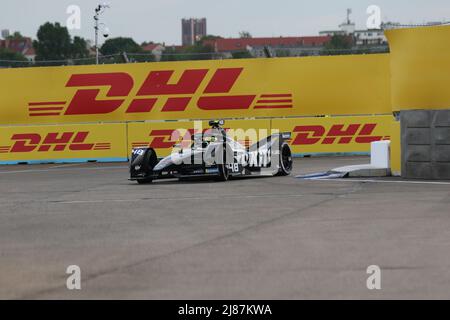 Deutschland, Berlin, 13. Mai 2022. Edoardo Mortara auf der Shakedown.die offizielle Meisterschaft 'ABB FIA Formula E Championship 2021/22' besteht aus 16 Rennen, die in 10 verschiedenen Städten weltweit ausgetragen werden. Der Shell Recharge Berlin E-Prix 2022 findet am 14.. Und 15.. Mai 2022 mit einem Doppelrennen in Berlin statt. Die Elektrorennserie 2021/2022 findet auf dem ehemaligen Flughafen Tempelhof statt. Stockfoto