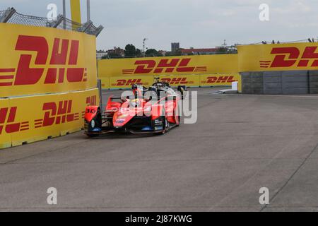 Deutschland, Berlin, 13. Mai 2022.Oliver Rowland bei der Shakedown. Die offizielle Meisterschaft 'ABB FIA Formula E Championship 2021/22' besteht aus 16 Rennen, die in 10 verschiedenen Städten weltweit ausgetragen werden. Der Shell Recharge Berlin E-Prix 2022 findet am 14.. Und 15.. Mai 2022 mit einem Doppelrennen in Berlin statt. Die Elektrorennserie 2021/2022 findet auf dem ehemaligen Flughafen Tempelhof statt. Stockfoto