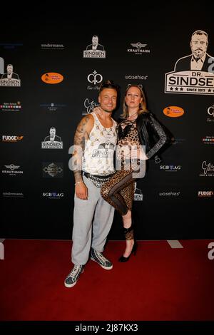 Eric Sindermann und Sina Valentina bei der Dr.Sindsen - Release-Party 'WOLLTE IMMER PROMI SEIN' im Hofbräu Wirtshaus Berlin. Berlin, 06.05.2022 Stockfoto