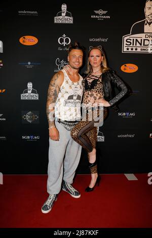 Eric Sindermann und Sina Valentina bei der Dr.Sindsen - Release-Party 'WOLLTE IMMER PROMI SEIN' im Hofbräu Wirtshaus Berlin. Berlin, 06.05.2022 Stockfoto