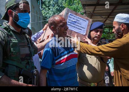 Srinagar, Indien. 12.. Mai 2022. Der Vater des ermordeten Polizeibeamten Reyaz Ahmad Thokar trauert während seiner letzten Riten in seinem Heimatdorf Gudoora Pulwama. Es wird vermutet, dass Thokar von Militanten außerhalb seines Wohnsitzes in Süd-Kaschmir getötet wurde. (Foto von Faisal Bashir/SOPA Images/Sipa USA) Quelle: SIPA USA/Alamy Live News Stockfoto