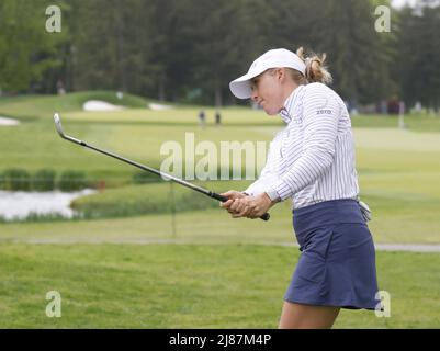 Clifton, USA. 13.. Mai 2022. Casey Danielson trifft in der zweiten Runde des LPGA Cognizant Founders Cup am Freitag, den 13. Mai 2022, im Upper Montclair Country Club in Clifton, NJ, einen Pitch-Shot für die 3. Green. Foto von John Angelillo/UPI Credit: UPI/Alamy Live News Stockfoto