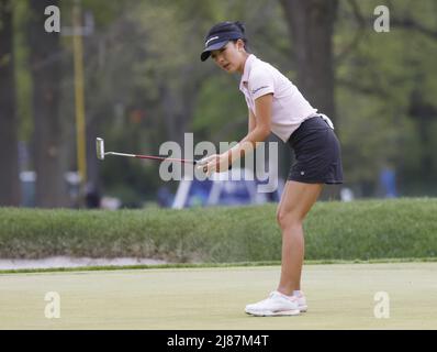 Clifton, USA. 13.. Mai 2022. Muni He aus China reagiert nach einem Putt auf dem 2.-Loch in der zweiten Runde des LPGA Cognizant Founders Cup am Freitag, den 13. Mai 2022, im Upper Montclair Country Club in Clifton, NJ. Foto von John Angelillo/UPI Credit: UPI/Alamy Live News Stockfoto