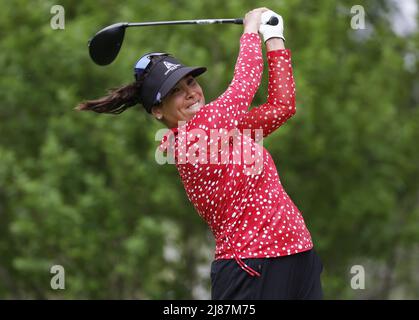 Clifton, USA. 13.. Mai 2022. Mariajo Uribe aus Kolumbien trifft ihren Abschlag auf das 2.-Loch in der zweiten Runde des LPGA Cognizant Founders Cup am Freitag, den 13. Mai 2022, im Upper Montclair Country Club in Clifton, NJ. Foto von John Angelillo/UPI Credit: UPI/Alamy Live News Stockfoto