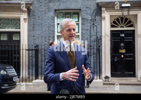 London, Großbritannien. 13.. Mai 2022. Der norwegische Premierminister JONAS GAHR HAT VOR der Downing Street 10 ein Gespräch mit der Presse gesehen. Kredit: ZUMA Press, Inc./Alamy Live Nachrichten Stockfoto