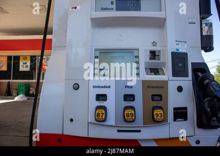 Augusta, GA USA - 10 18 22: Gaspumpe und digitaler Bildschirm Stockfoto