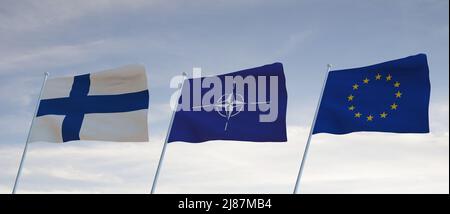 Flaggen der EUROPÄISCHEN UNION, der NATO UND FINNLANDS winken mit blauem Himmel Hintergrund, 3D die den Krieg ausführten Stockfoto