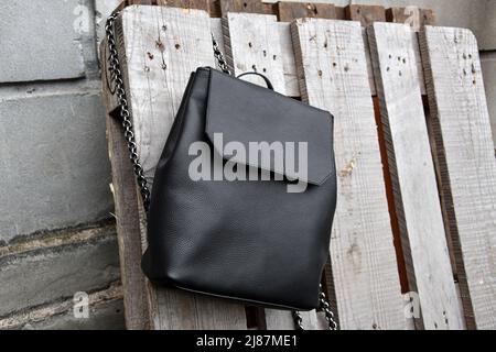 Rucksack aus echtem Leder in schwarzer Farbe. Stylische Damentasche. Stockfoto