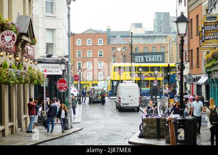 DUBLIN, IRLAND - MAI 2018: Geschäftiges Alltagsleben von Touristen und Stadtbewohnern in Dublin, Irland. Menschen, die auf den Straßen der Iri ihr Geschäft verführen Stockfoto