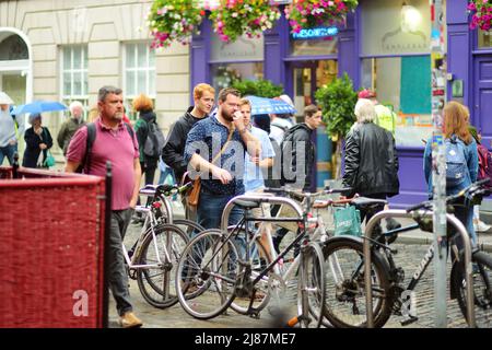 DUBLIN, IRLAND - MAI 2018: Geschäftiges Alltagsleben von Touristen und Stadtbewohnern in Dublin, Irland. Menschen, die auf den Straßen der Iri ihr Geschäft verführen Stockfoto