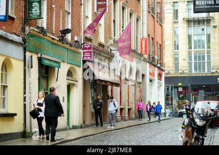 DUBLIN, IRLAND - MAI 2018: Geschäftiges Alltagsleben von Touristen und Stadtbewohnern in Dublin, Irland. Menschen, die auf den Straßen der Iri ihr Geschäft verführen Stockfoto