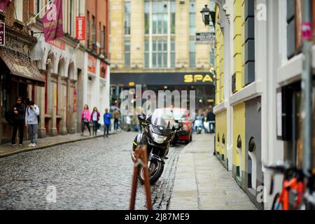 DUBLIN, IRLAND - MAI 2018: Geschäftiges Alltagsleben von Touristen und Stadtbewohnern in Dublin, Irland. Menschen, die auf den Straßen der Iri ihr Geschäft verführen Stockfoto