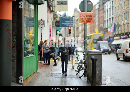 DUBLIN, IRLAND - MAI 2018: Geschäftiges Alltagsleben von Touristen und Stadtbewohnern in Dublin, Irland. Menschen, die auf den Straßen der Iri ihr Geschäft verführen Stockfoto