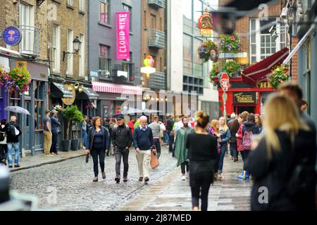 DUBLIN, IRLAND - MAI 2018: Geschäftiges Alltagsleben von Touristen und Stadtbewohnern in Dublin, Irland. Menschen, die auf den Straßen der Iri ihr Geschäft verführen Stockfoto