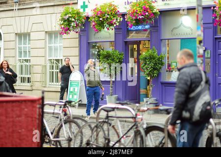 DUBLIN, IRLAND - MAI 2018: Geschäftiges Alltagsleben von Touristen und Stadtbewohnern in Dublin, Irland. Menschen, die auf den Straßen der Iri ihr Geschäft verführen Stockfoto