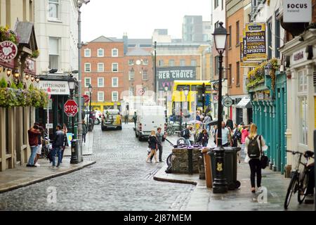 DUBLIN, IRLAND - MAI 2018: Geschäftiges Alltagsleben von Touristen und Stadtbewohnern in Dublin, Irland. Menschen, die auf den Straßen der Iri ihr Geschäft verführen Stockfoto