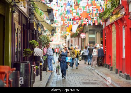 DUBLIN, IRLAND - MAI 2018: Geschäftiges Alltagsleben von Touristen und Stadtbewohnern in Dublin, Irland. Menschen, die auf den Straßen der Iri ihr Geschäft verführen Stockfoto