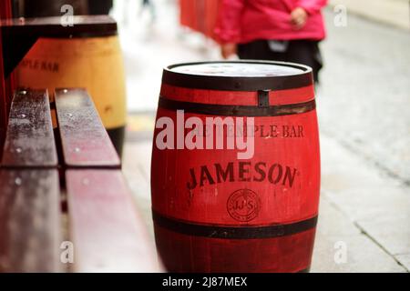 DUBLIN, IRLAND - MAI 2018: Rotes Fass als Outdoor-Tisch im berühmten Temple Bar Pub. Tägliches geschäftiges Leben von Touristen und Stadtbewohnern in Dublin, IR Stockfoto