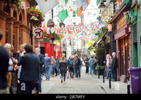 DUBLIN, IRLAND - MAI 2018: Geschäftiges Alltagsleben von Touristen und Stadtbewohnern in Dublin, Irland. Menschen, die auf den Straßen der Iri ihr Geschäft verführen Stockfoto