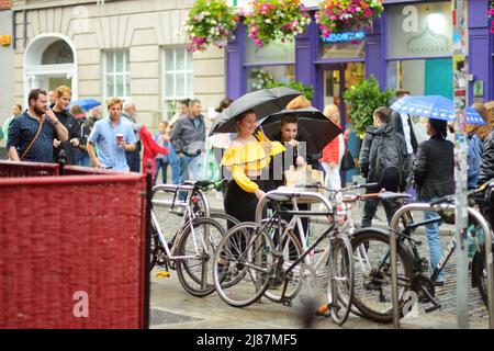 DUBLIN, IRLAND - MAI 2018: Geschäftiges Alltagsleben von Touristen und Stadtbewohnern in Dublin, Irland. Menschen, die auf den Straßen der Iri ihr Geschäft verführen Stockfoto