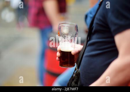 DUBLIN, IRLAND - MAI 2018: Menschen, die einen Drink im berühmten Temple Bar Pub genießen. Tägliches geschäftiges Leben von Touristen und Stadtbewohnern in Dublin, Irland. Stockfoto