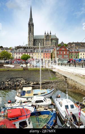 COBH, IRLAND - MAI 2018: Farbenfrohe Fischerboote, die in einem Hafen von Cobh Town, Cork County, Irland, vertäut sind Stockfoto