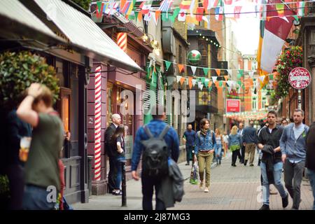DUBLIN, IRLAND - MAI 2018: Geschäftiges Alltagsleben von Touristen und Stadtbewohnern in Dublin, Irland. Menschen, die auf den Straßen der Iri ihr Geschäft verführen Stockfoto