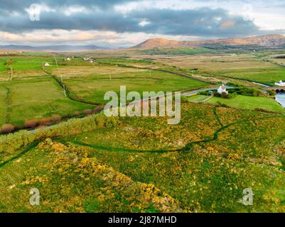 Beautidul Luftlandschaft des Killarney National Park an bewölktem Tag. Wandern in der Grafschaft Kerry, Irland. Stockfoto