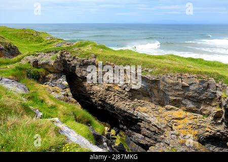 Feenbrücken, beeindruckende Steinbögen in der Nähe von Tullan Strand, einem der Surfstrände von Donegals, eingerahmt von einem landschaftlich reizvollen Rückfall des Sligo-Leitrim Mo Stockfoto