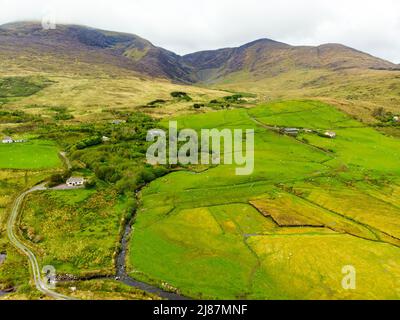 Beautidul Luftlandschaft des Killarney National Park an bewölktem Tag. Wandern in der Grafschaft Kerry, Irland Stockfoto