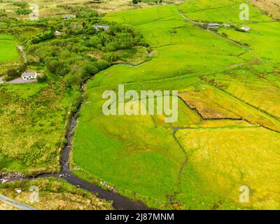 Beautidul Luftlandschaft des Killarney National Park an bewölktem Tag. Wandern in der Grafschaft Kerry, Irland Stockfoto