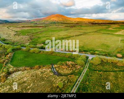 Beautidul Luftlandschaft des Killarney National Park an bewölktem Tag. Wandern in der Grafschaft Kerry, Irland. Stockfoto