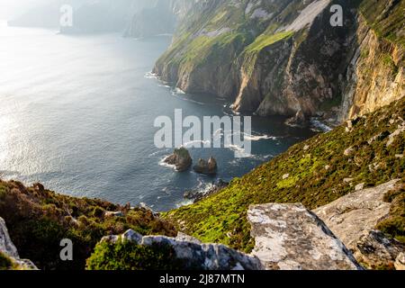 Slieve League, Irlands höchsten Meeresklippen, in south west Donegal entlang dieser herrlichen Küste fahren. Eine der beliebtesten hält Stockfoto