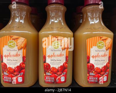 Grovetown, GA USA - 11 13 21: Fall Favorites Apfelwein-Saft in einem Lebensmittelgeschäft Stockfoto