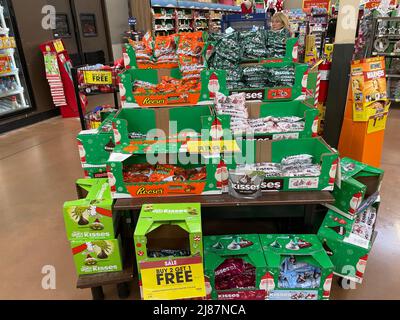 Grovetown, GA USA - 11 21 21: Kroger Einzelhandelsgeschäft Weihnachtssockendisplay Stockfoto