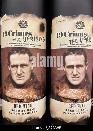 Grovetown, GA USA - 12 15 21: Wein im Ladenregal 19 Crimes Rotwein Stockfoto