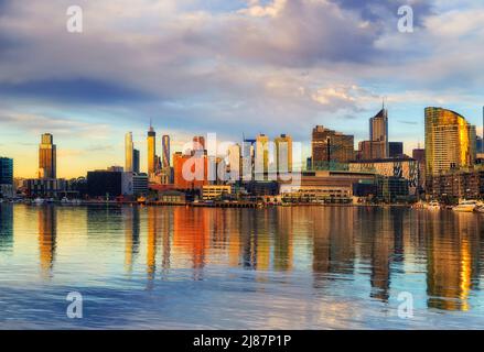 Malerisches, farbenprächtiges Sonnenlicht am Ufer des Yarra River in der australischen Stadt Melbourne. Stockfoto