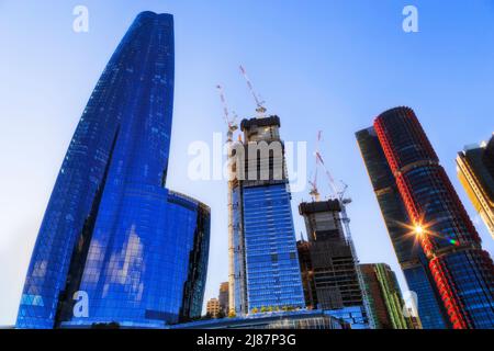 Die Gipfel der modernen städtischen Hochhäuser des Baragaroo-Viertels im zentralen Geschäftsviertel von Sydney sind von einem strahlenden Himmel umgeben. Stockfoto